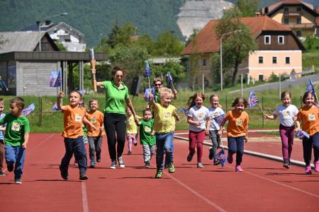 Čez dvesto kamniških otrok in športnikov s ponosom sprejelo in poneslo slovensko baklo (8)